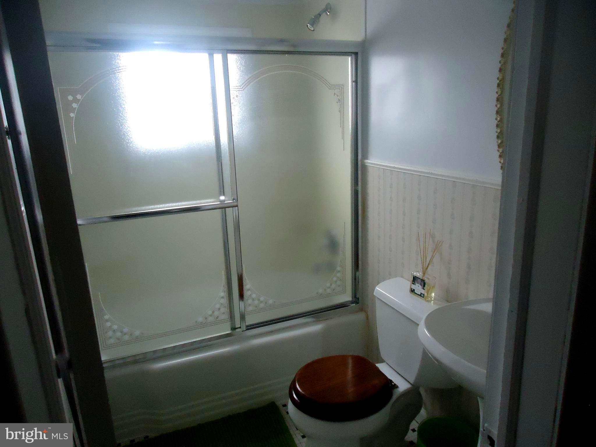 215 Orville Road Baltimore, MD 21221 - Photo 19 of 34 Second floor bathroom