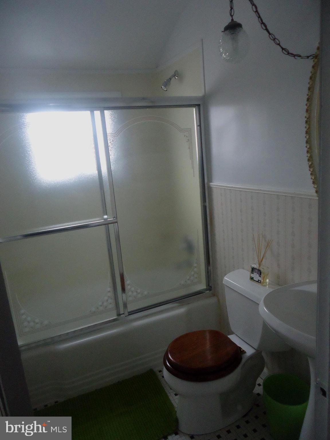215 Orville Road Baltimore, MD 21221 - Photo 20 of 34 Second floor bathroom