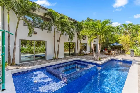 $5,100,000 | 635 Curtiswood Drive, Key Biscayne, FL 33149