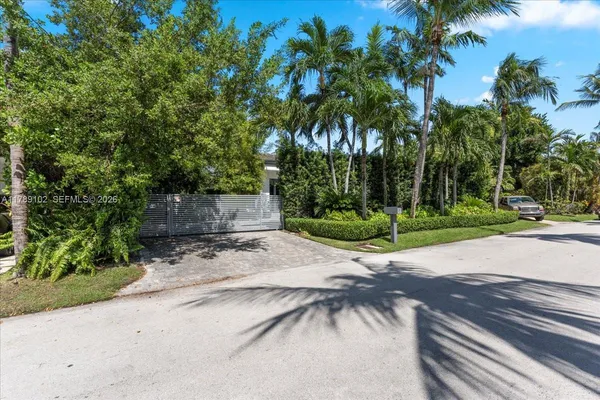 $4,950,000 | 635 Curtiswood Drive, Key Biscayne, FL 33149