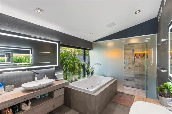 $4,950,000 | 635 Curtiswood Drive, Key Biscayne, FL 33149