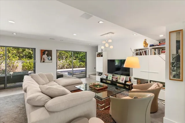 $5,100,000 | 635 Curtiswood Drive, Key Biscayne, FL 33149