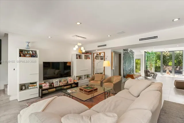 $5,100,000 | 635 Curtiswood Drive, Key Biscayne, FL 33149