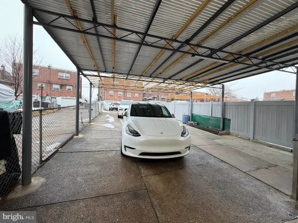 a car parked on the side of building