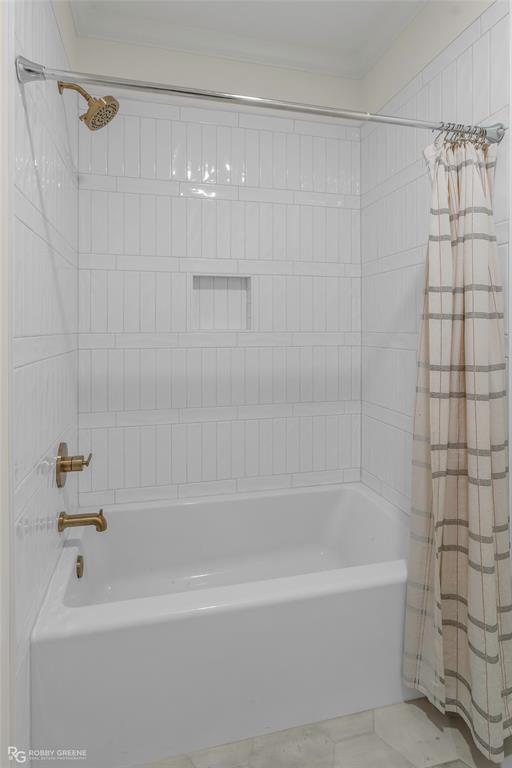 75 Turtle Creek Drive Benton, LA 71006 - Photo 23 of 32 a bathroom with a shower and a bath tub