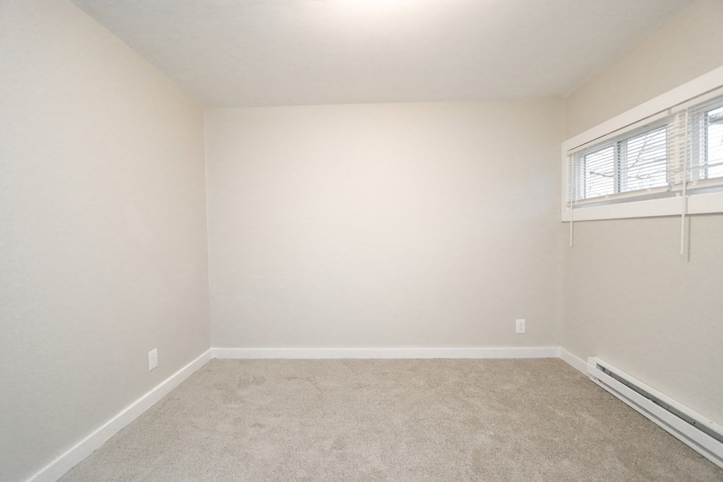 40 Vincent Street Springfield, MA 01129 - Photo 21 of 35 a room that has a window in it