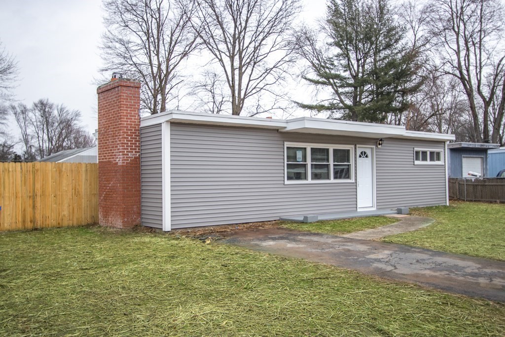 40 Vincent Street Springfield, MA 01129 - Photo 35 of 35 a view of a house with a yard