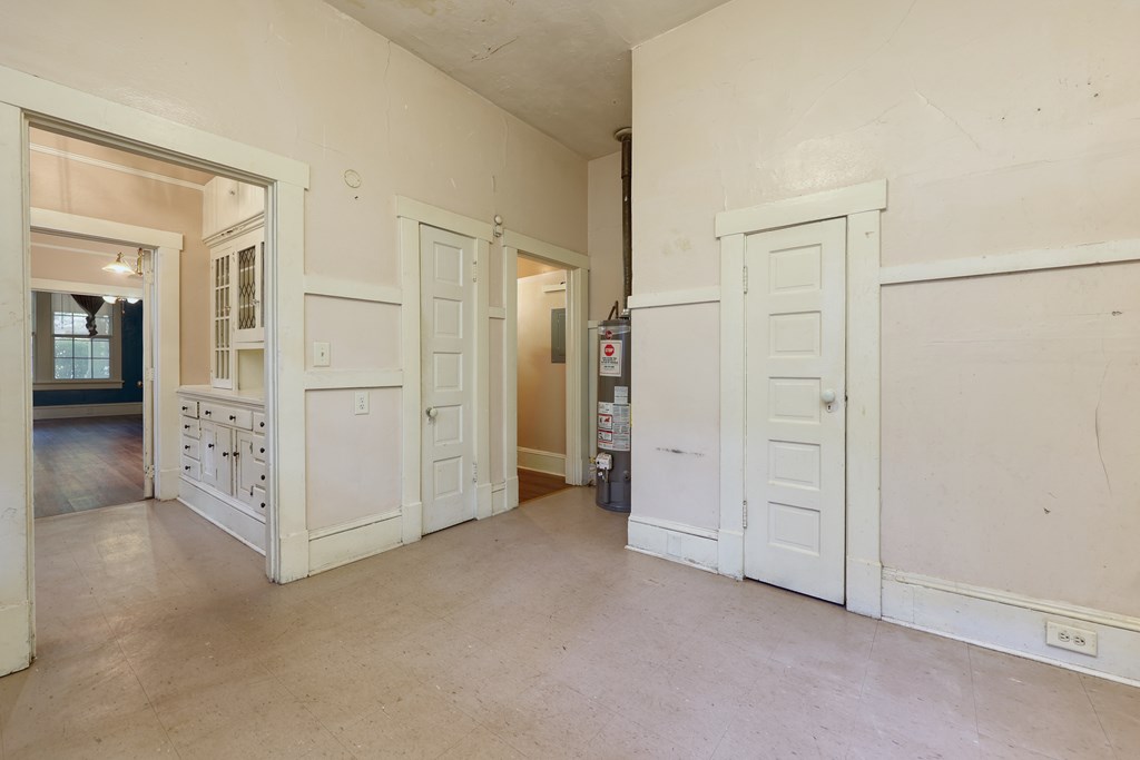2904 Beacon Avenue Columbus, GA 31904 - Photo 29 of 39 an empty room with windows
