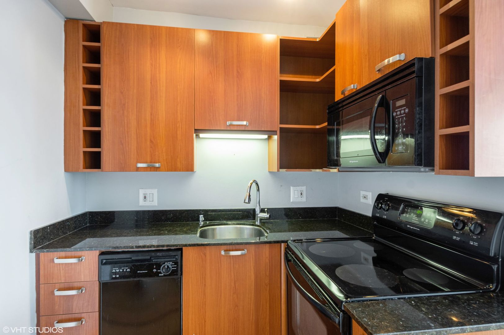 732 West Bittersweet Place, Unit 1208 Chicago, IL 60613 - Photo 5 of 18 a kitchen that has a sink and a stove