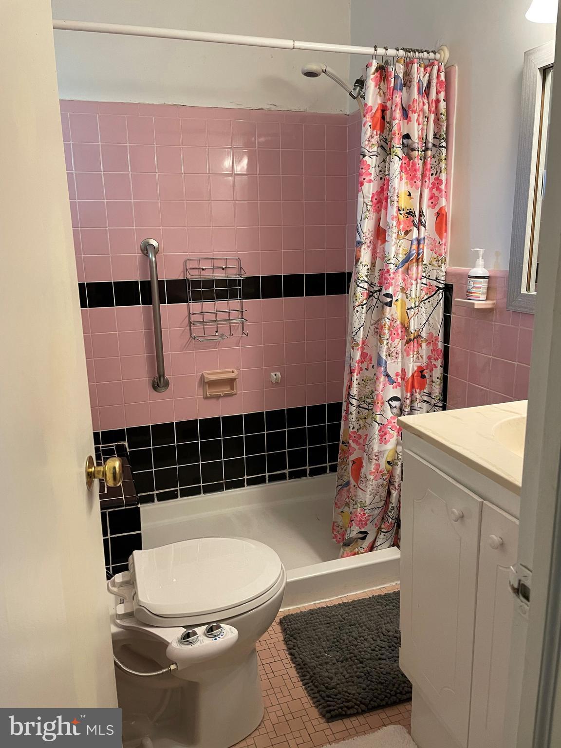 6903 Rosemont Drive McLean, VA 22101 - Photo 17 of 32 Primary Bath