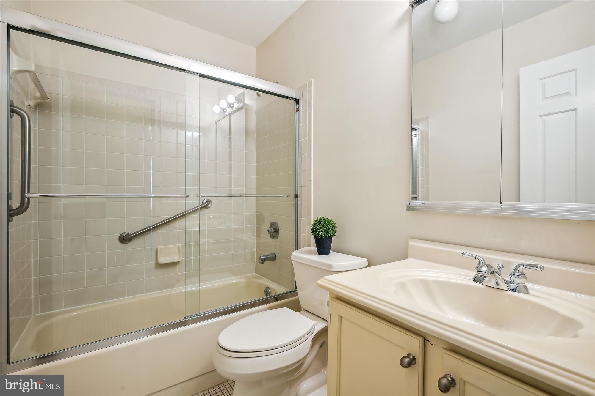 2570 Golfers Ridge Road Annapolis, MD 21401 - Photo 23 of 40 Hall Full Bath