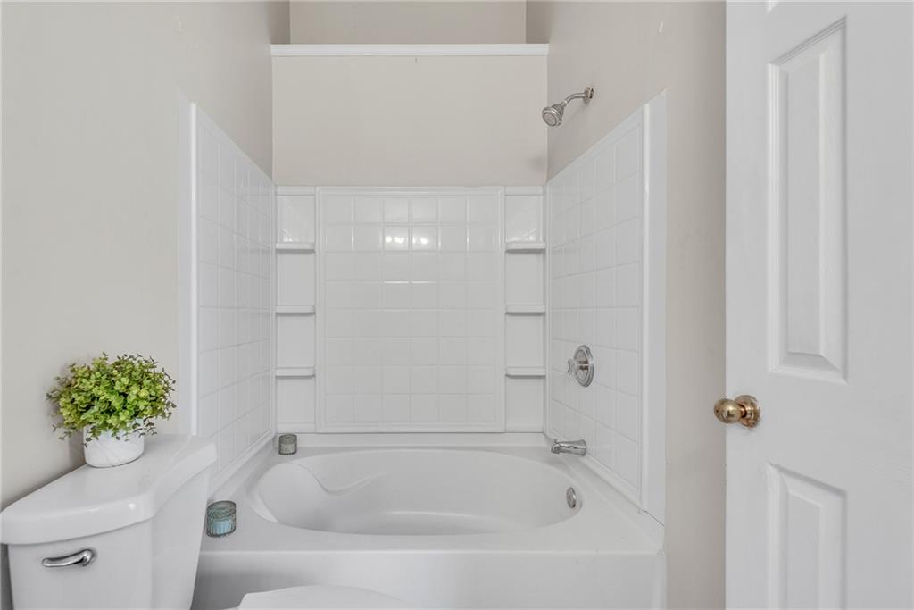 1534 Cove Creek Circle Norcross, GA 30093 - Photo 23 of 33 a bathroom with a bathtub