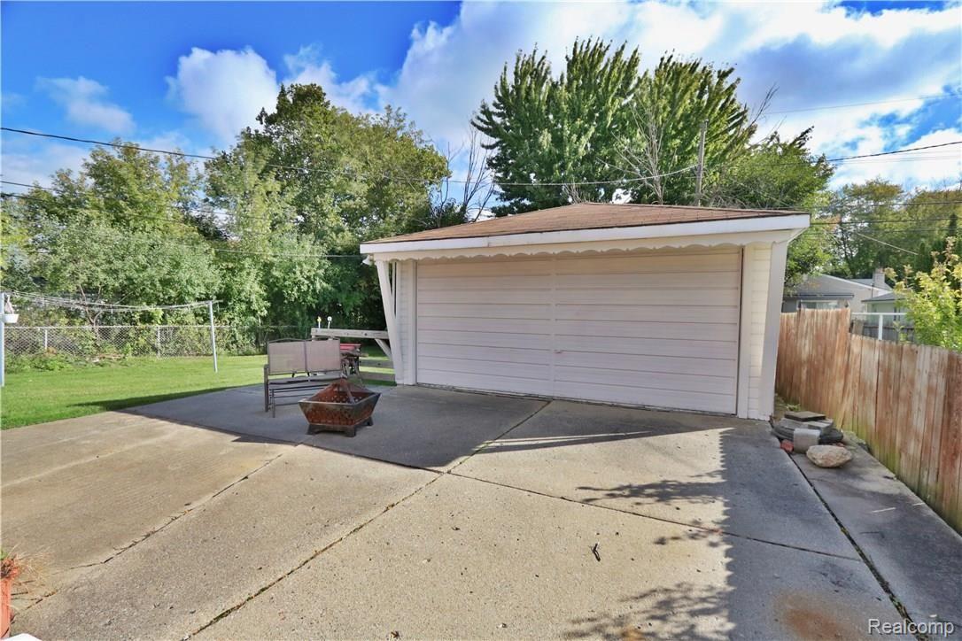 25720 Rubin Road Warren, MI 48089 - Photo 16 of 18 Garage.jpg
