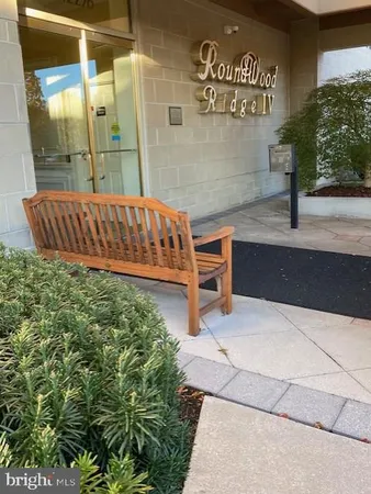 a black and white photo of a building