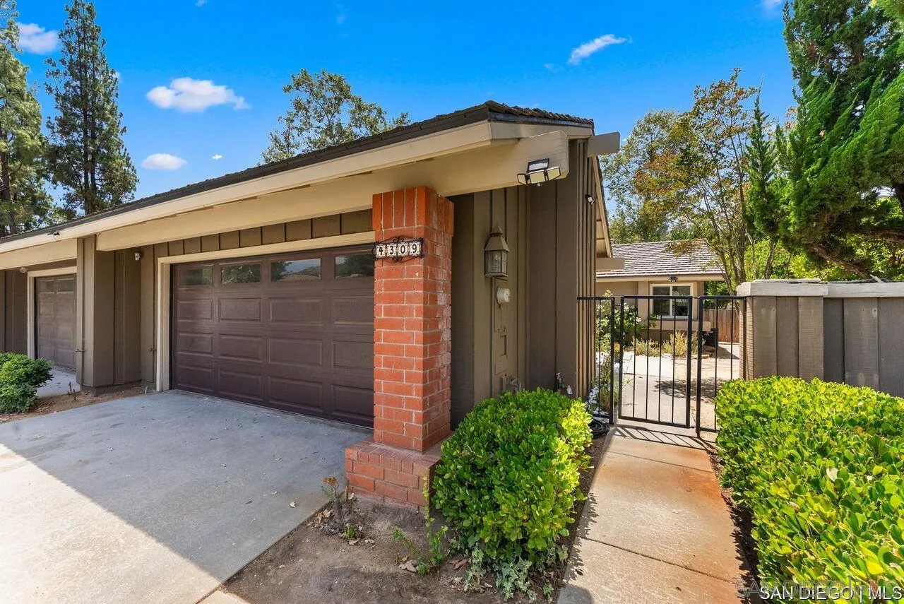 4309 Diegos Court Fallbrook, CA 92028 - Photo 24 of 33 a front view of a house having yard