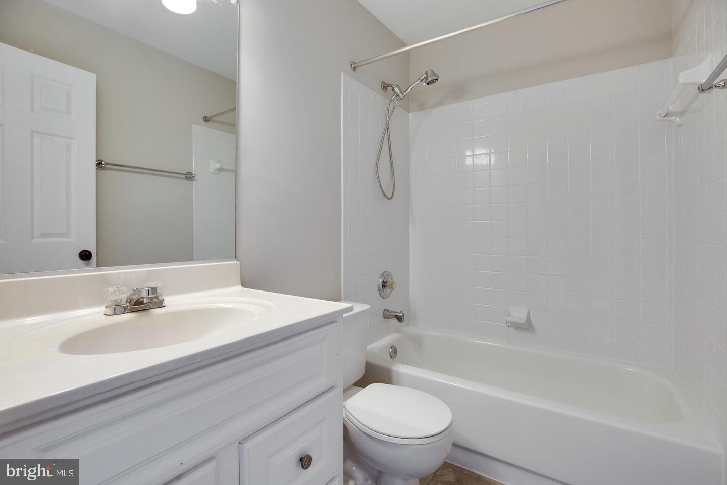 14232 Autumn Circle Centreville, VA 20121 - Photo 18 of 30 2ND BR FULL BATH