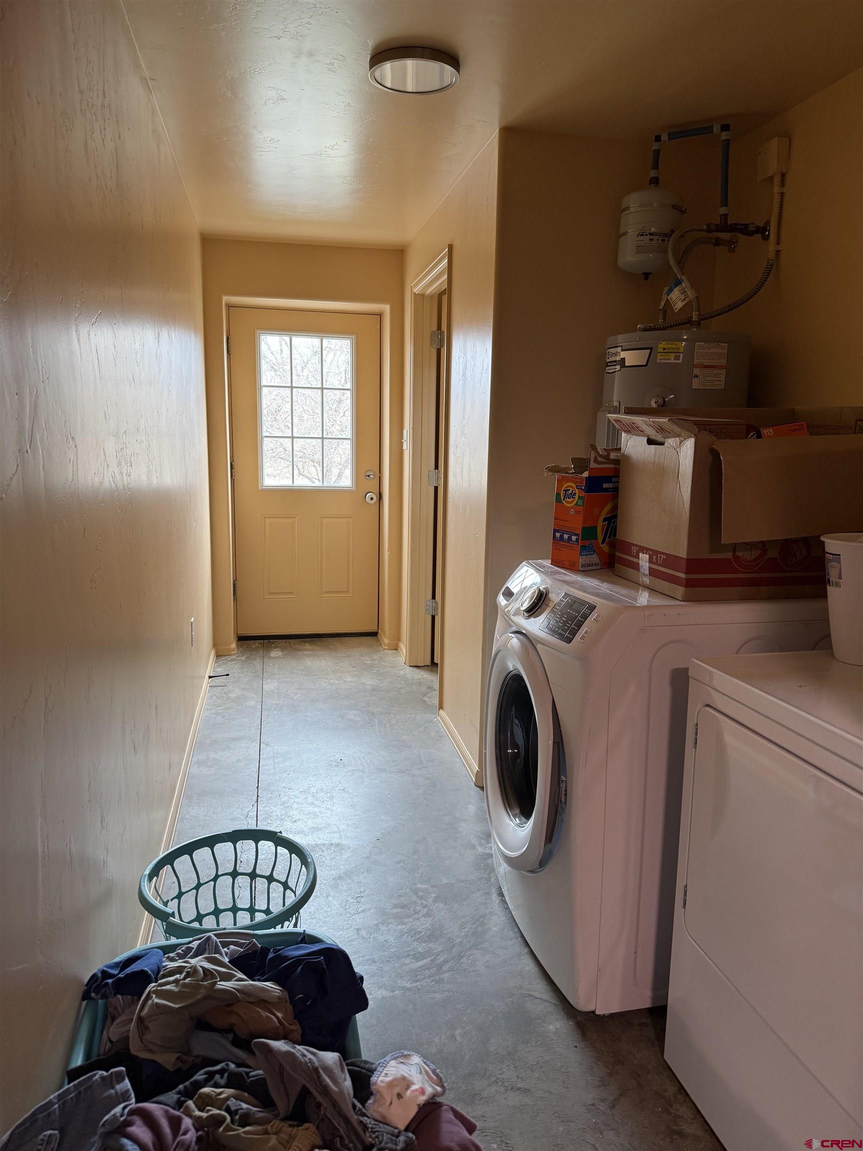 9940 2150th Road Austin, CO 81410 - Photo 39 of 44 a view of a livingroom with washer and dryer