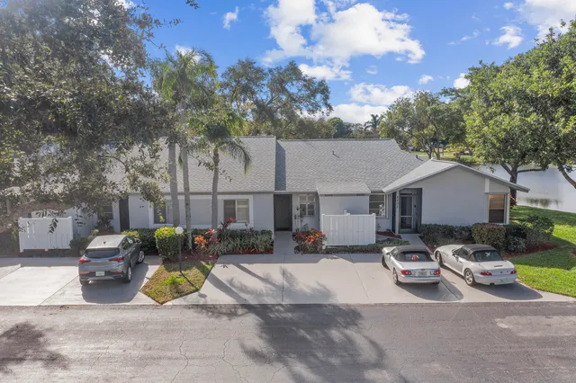 a view of backyard of the house