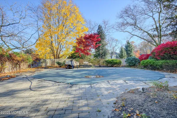 a view of yard with tree in front of it