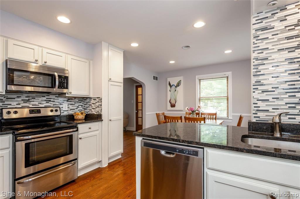 1308 Hampton Road Grosse Pointe, MI 48236 - Photo 5 of 36