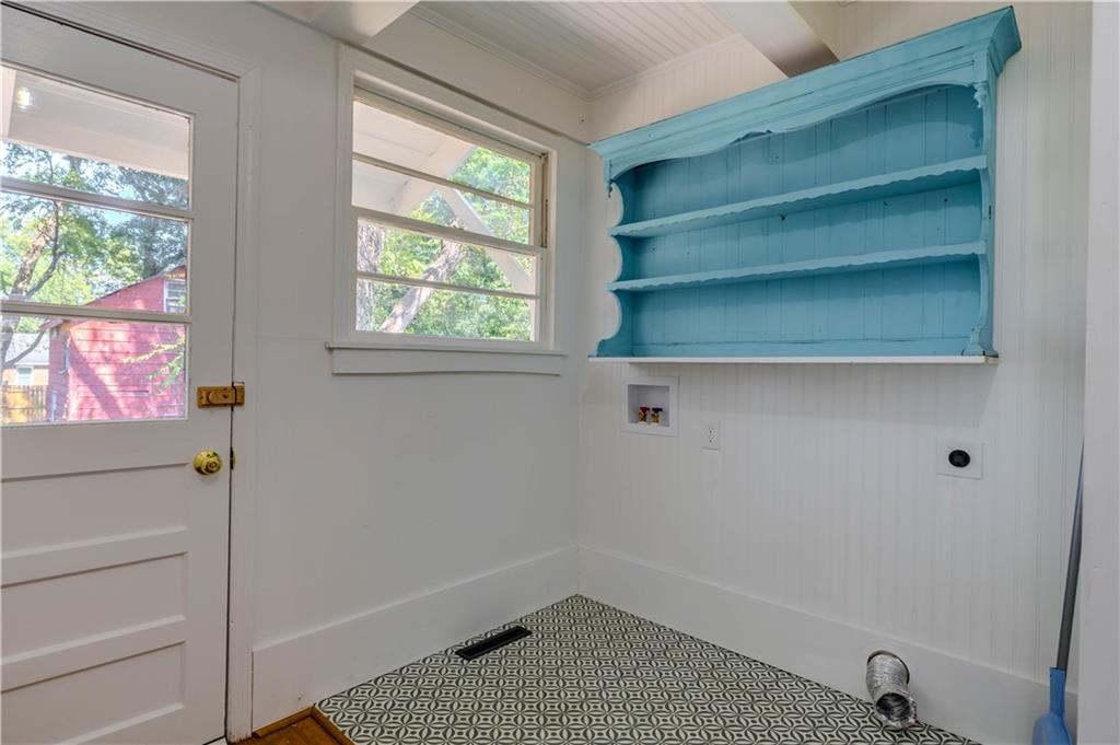 601 West 10th Street Rome, GA 30165 - Photo 19 of 25 a room with linen closet and a window