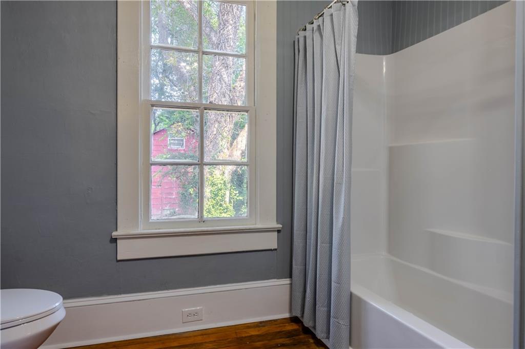 601 West 10th Street Rome, GA 30165 - Photo 2 of 25 a bathroom with a bathtub and window