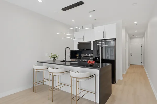 $425,000 | 1355 North Western Avenue, Unit 3D, Chicago, IL 60622