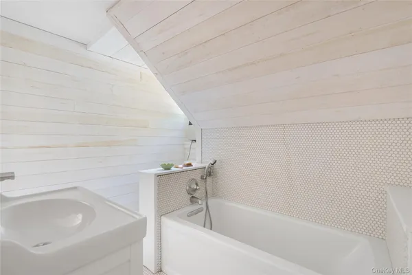 $7,250 | 95 East Broadway, Roslyn, NY 11576