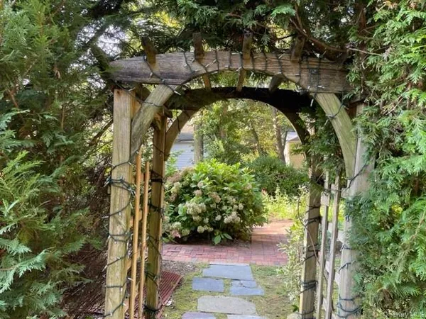 $7,250 | 95 East Broadway, Roslyn, NY 11576