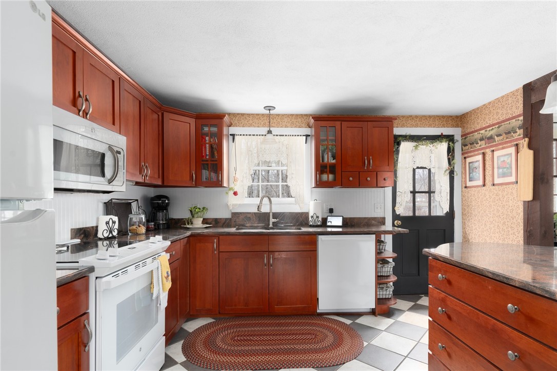 8 Catherine Road Smithfield, RI 02917 - Photo 11 of 43
