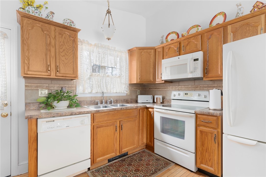 8 Catherine Road Smithfield, RI 02917 - Photo 18 of 43 Inlaw kitchen