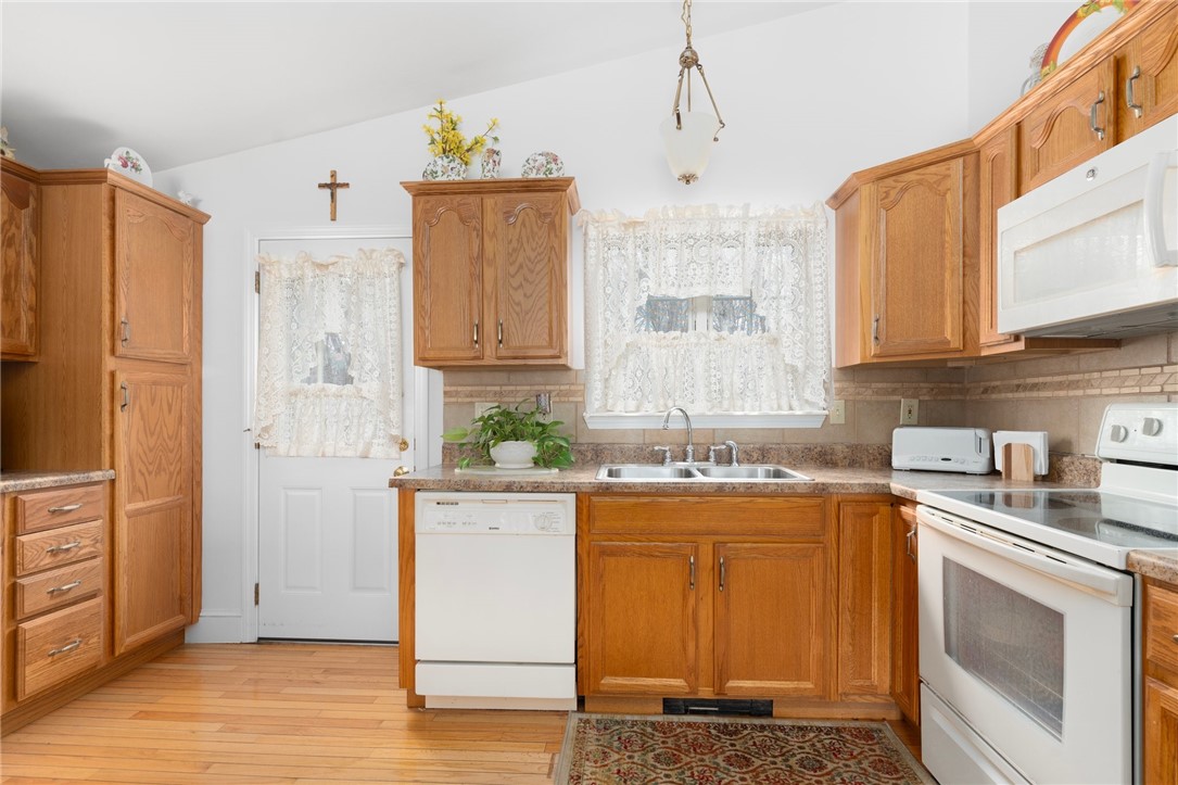 8 Catherine Road Smithfield, RI 02917 - Photo 19 of 43