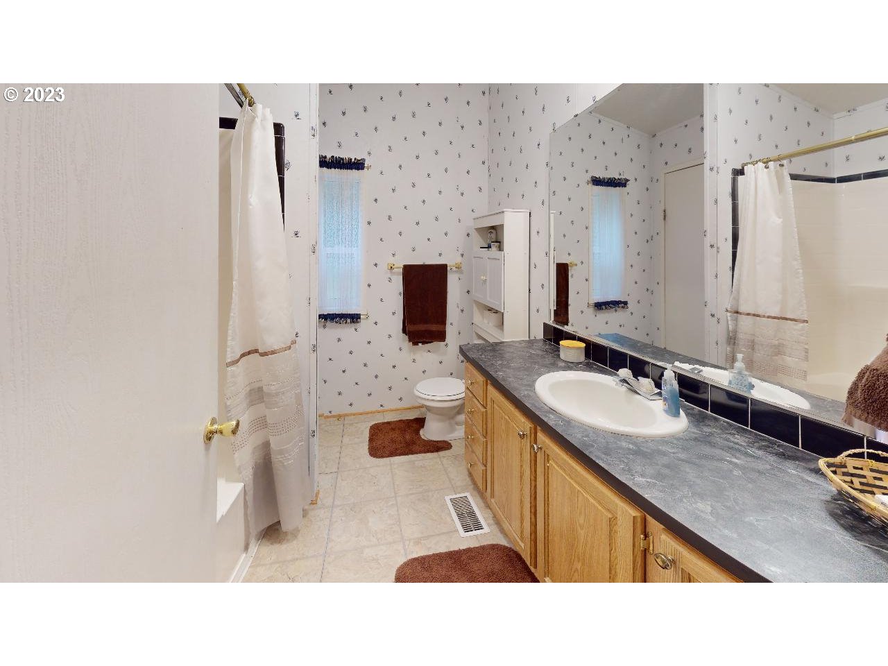 64350 Pinkney Road Deer Island, OR 97054 - Photo 15 of 27 Owner's Suite Bathroom