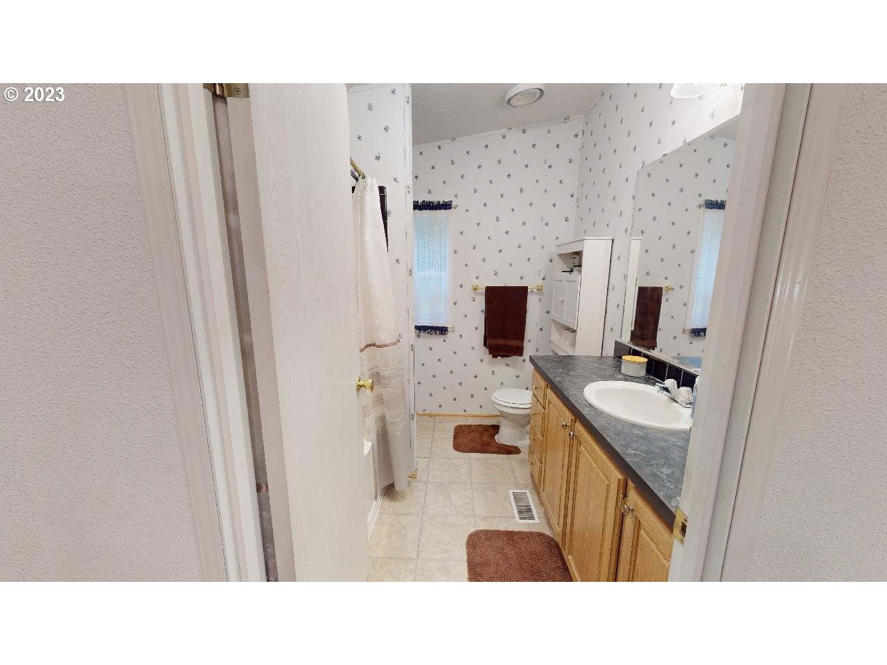 64350 Pinkney Road Deer Island, OR 97054 - Photo 16 of 27 Owner's Suite Bathroom