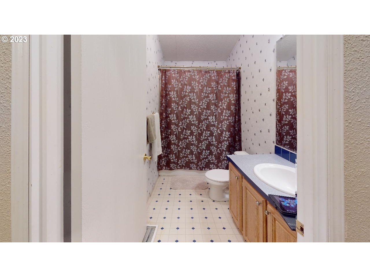 64350 Pinkney Road Deer Island, OR 97054 - Photo 22 of 27 Bathroom