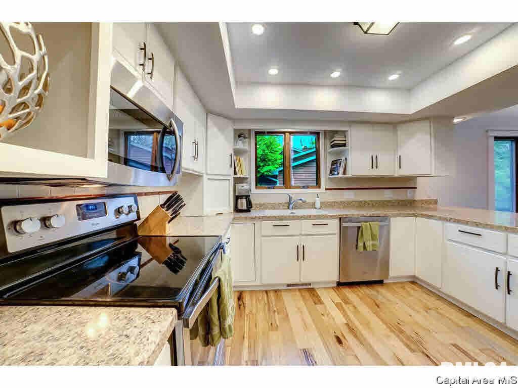 309 Thames River Road Springfield, IL 62711 - Photo 4 of 36