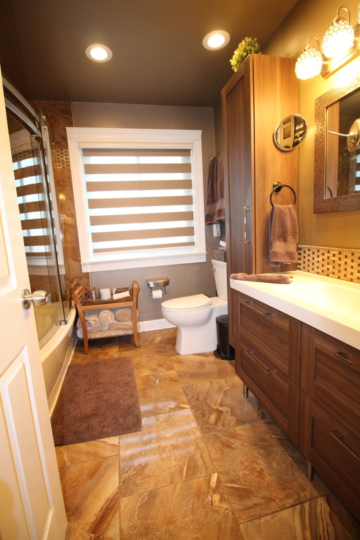 1700 Robin Lane, Unit 1D Hoffman Estates, IL 60169 - Photo 15 of 18 a spacious bathroom with a tub sink and mirror