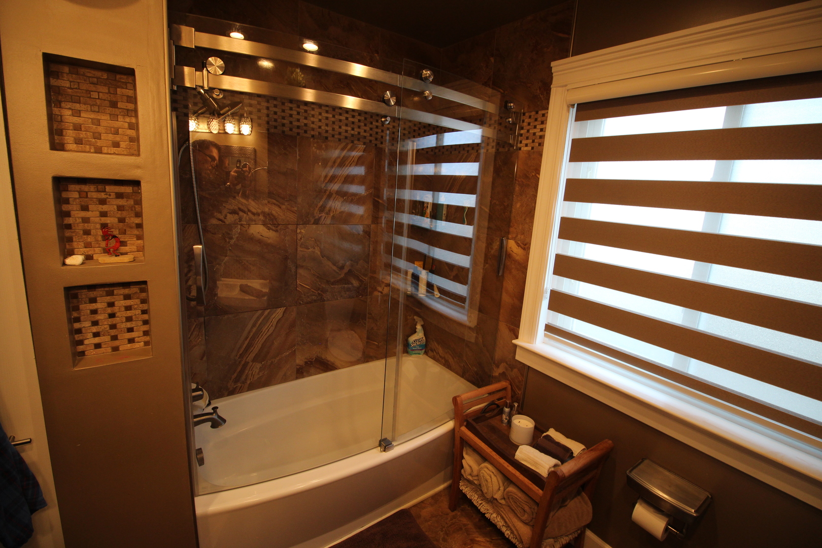 1700 Robin Lane, Unit 1D Hoffman Estates, IL 60169 - Photo 16 of 18 a bathroom with a bathtub and shower