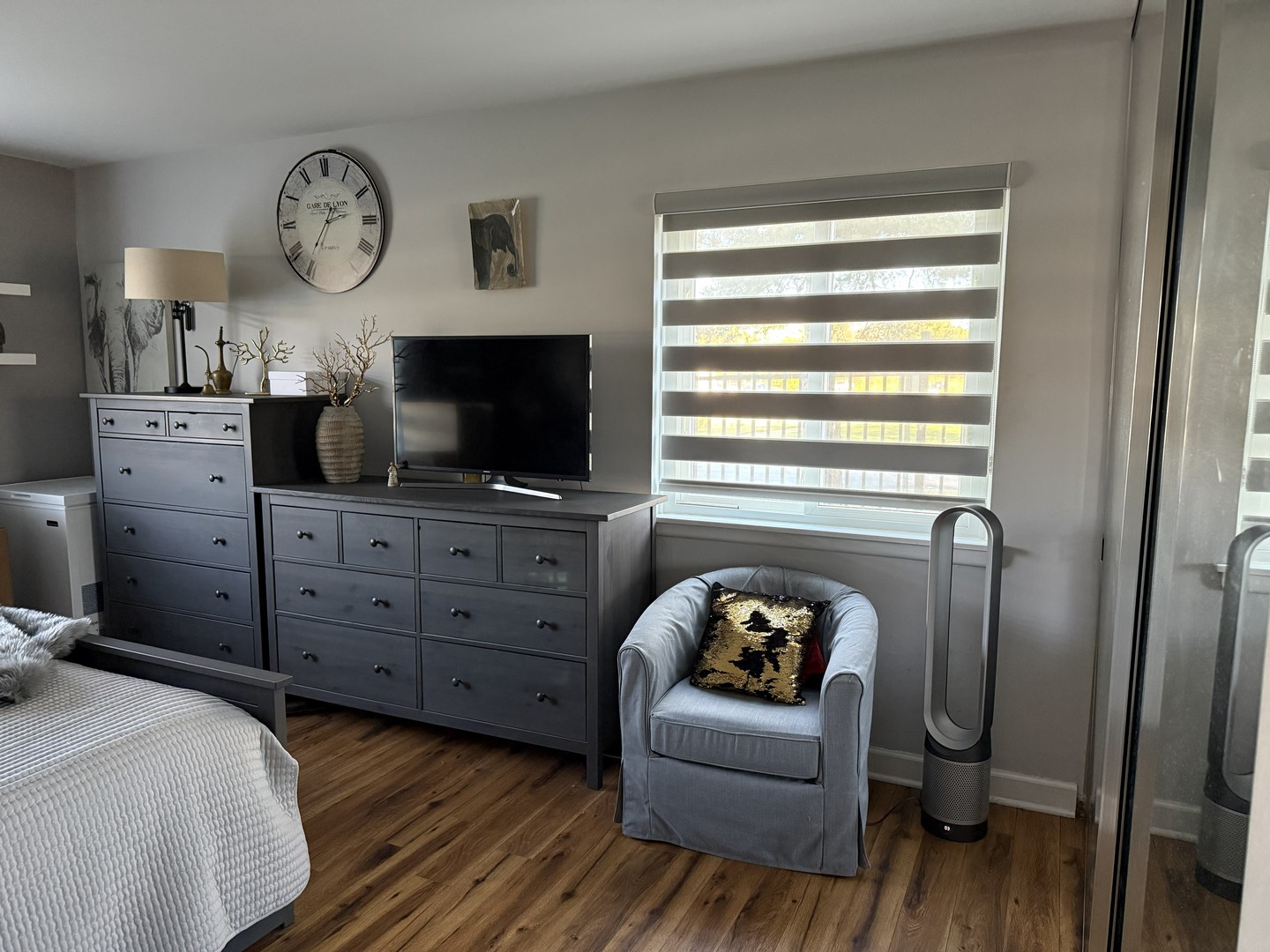 1700 Robin Lane, Unit 1D Hoffman Estates, IL 60169 - Photo 18 of 18 a living room with furniture and a flat screen tv