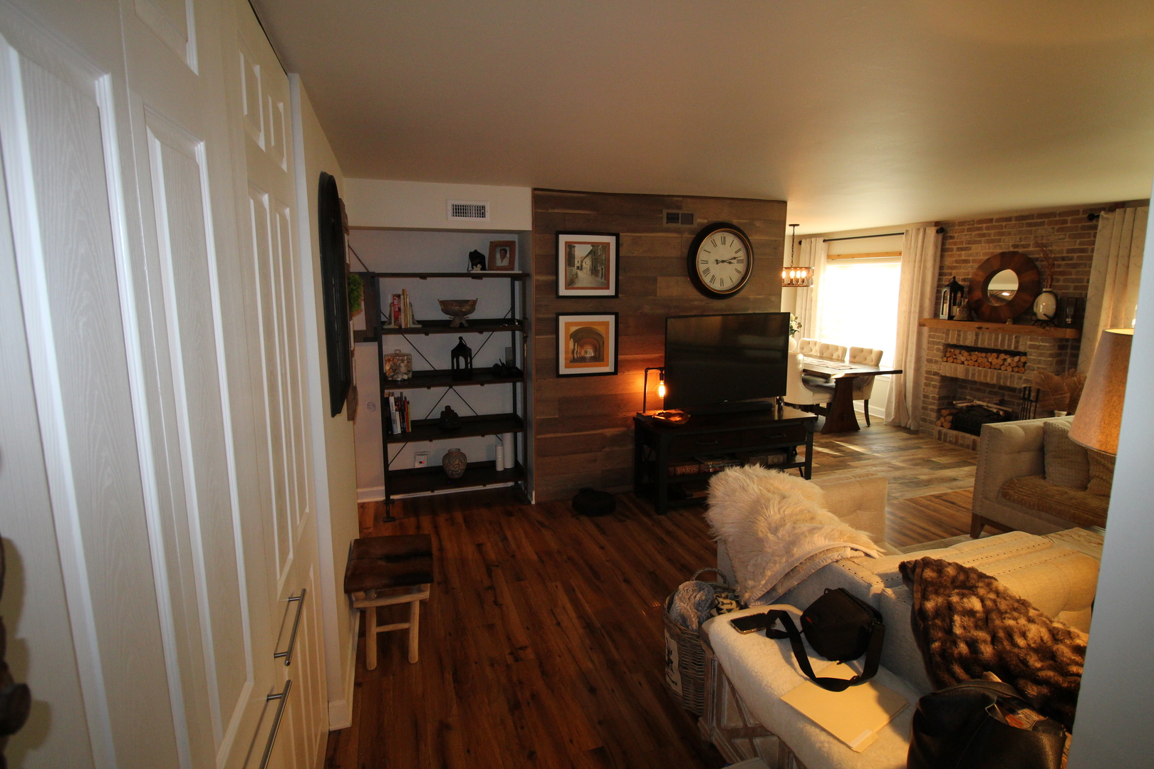 1700 Robin Lane, Unit 1D Hoffman Estates, IL 60169 - Photo 6 of 18 a living room with furniture and a wooden floor