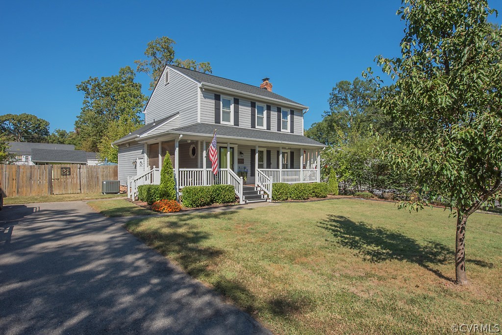 a view of a yard in front of a house