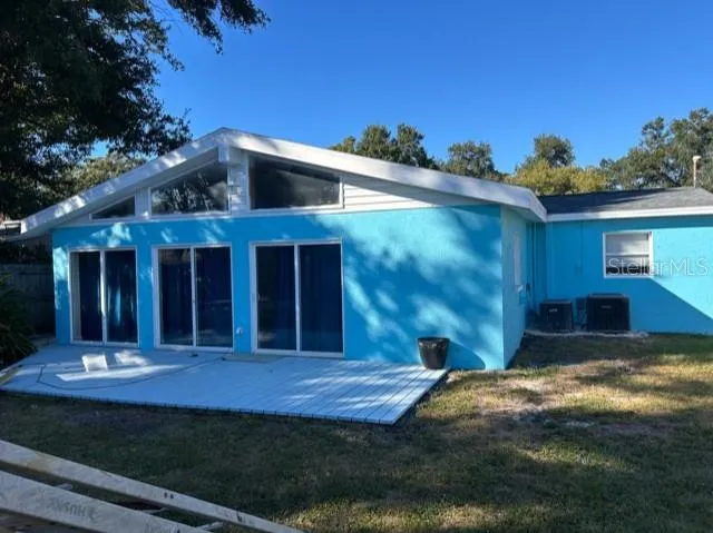 a view of a house with backyard and sitting area