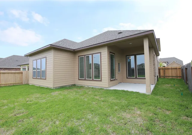 a view of a house with backyard