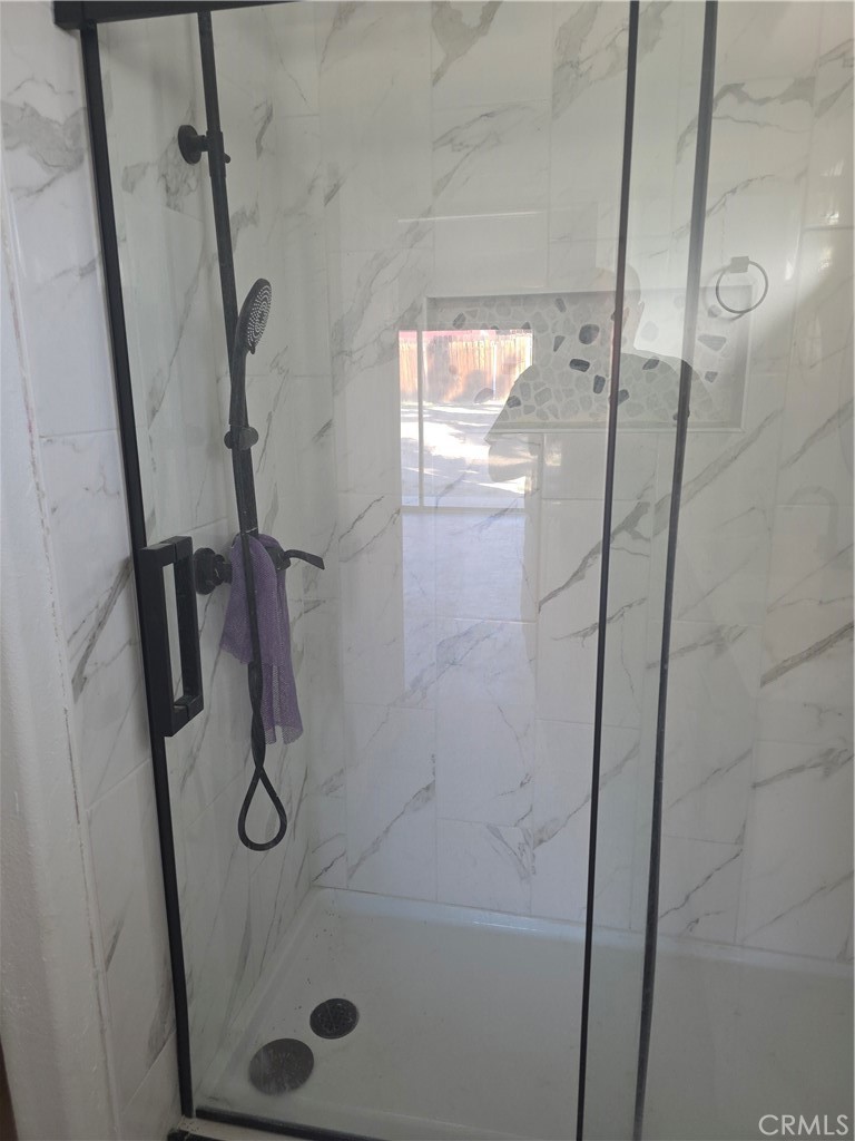 57336 Crestview Drive Yucca Valley, CA 92284 - Photo 13 of 19 a bathroom with a shower
