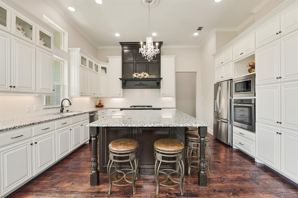 1619 Bloomfield Road Valley View, TX 76272 - Photo 9 of 39 Kitchen with 12 ft ceilings.