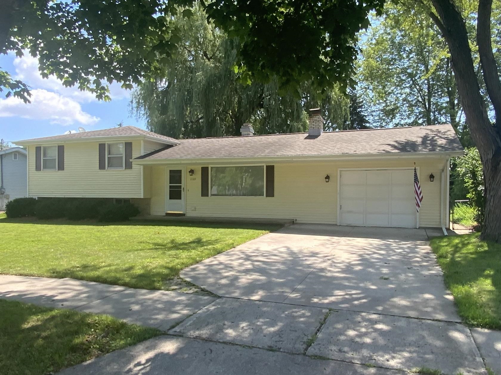 1129 Alva Street Menasha, WI 54952 - Photo 3 of 33