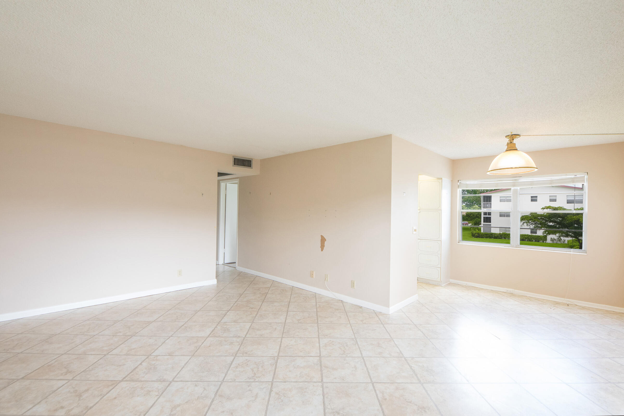 402 Fanshaw J Boca Raton, FL 33434 - Photo 3 of 18 Living Room