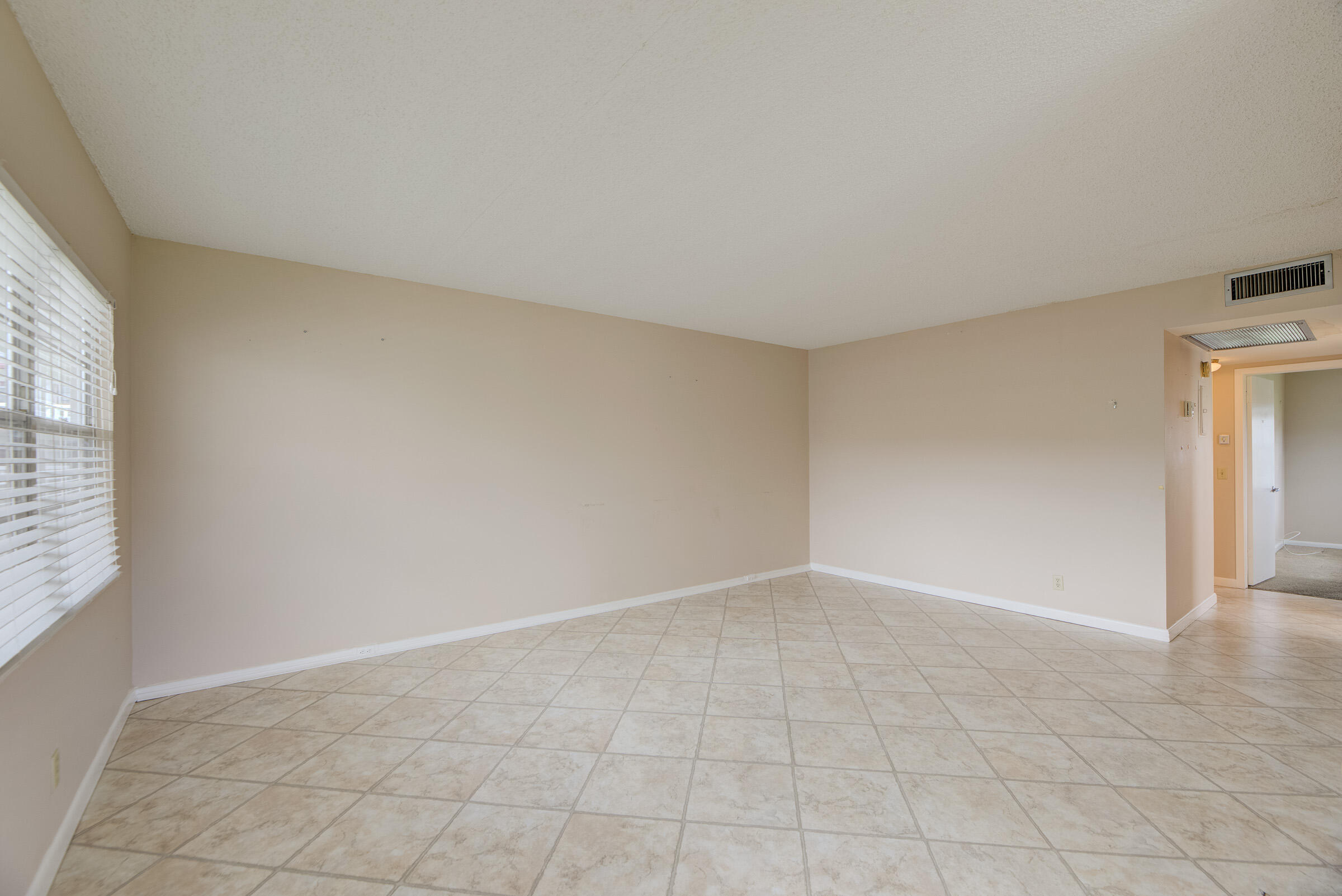 402 Fanshaw J Boca Raton, FL 33434 - Photo 4 of 18 Living Room