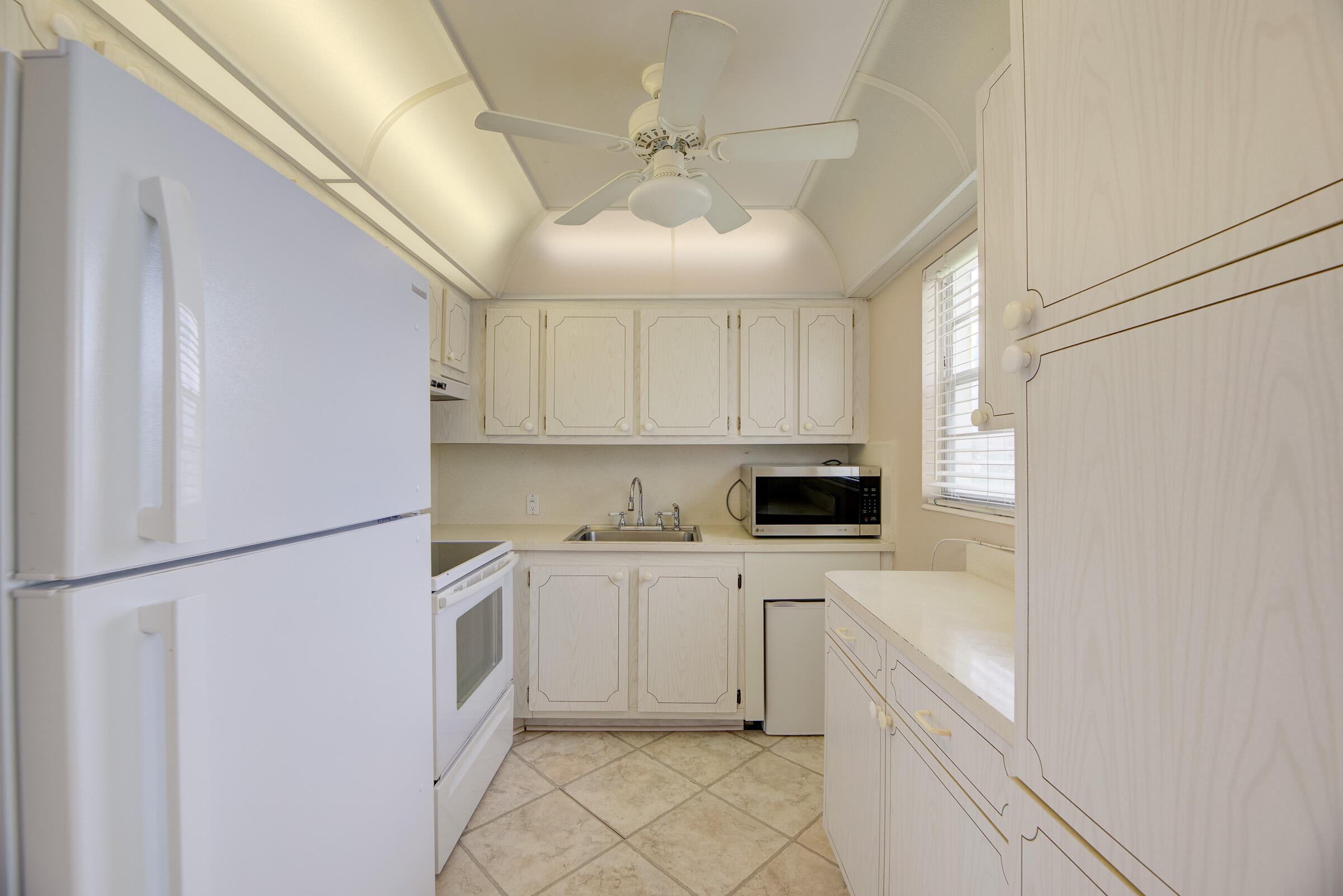 402 Fanshaw J Boca Raton, FL 33434 - Photo 5 of 18 Kitchen