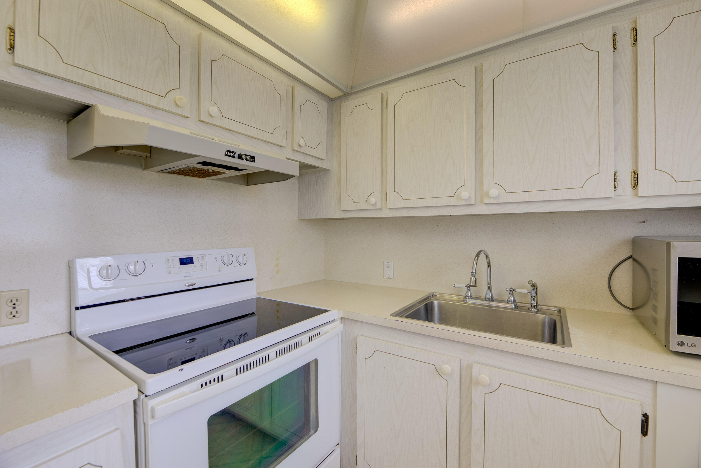 402 Fanshaw J Boca Raton, FL 33434 - Photo 6 of 18 Kitchen 2
